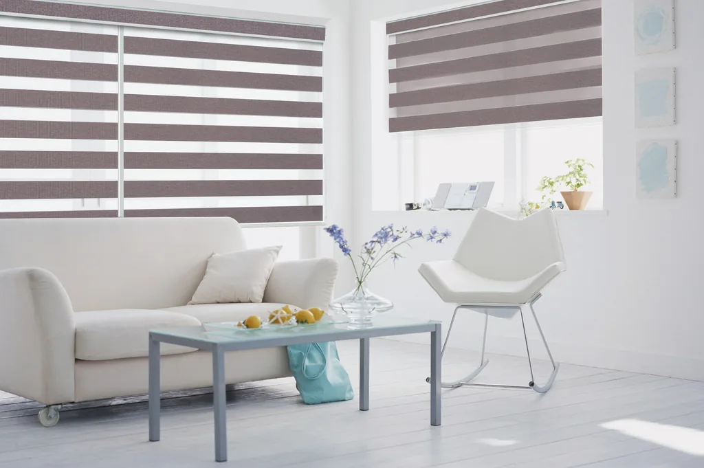 Sala clara com faixas alternadas, translúcidas e opacas, meio abertas